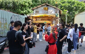 丁安妮教導簡單印尼語與同學互動。（照片來源：社科院）(另開新視窗/jpg檔)圖片