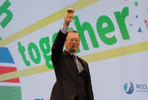 NCCU President Tsai-Yen Li raised a toast to the distinguished guests and international students, officially opening the banquet.(Photo by OIC)(Open new window/jpg file)Image