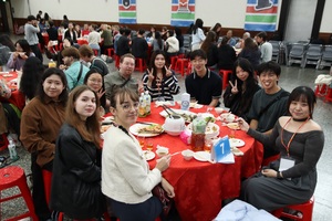 Students from several countries happily share banquet delicacies(Open new window/jpg file)Image