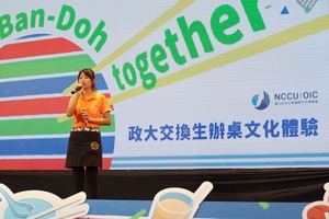 Tofu Master Banquets Executive Director Huang Jia-Yi on the stage introduces Taiwanese Banquet traditions, and leads everyone in a Hokkein cheer, “Banquet! So Yummy!”(Open new window/jpg file)Image