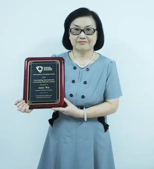 本校講座教授吳安妮於2021年8月3日獲頒美國會計協會獎牌（照片來源：吳安妮）(另開新視窗/jpg檔)
