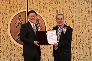 台文所講座教授陳芳明(右)榮獲第二屆仲尼獎(攝影:賴麒全)