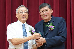首屆仲尼獎得主為企管系講座教授司徒達賢(左)(攝影:鍾佳臻)