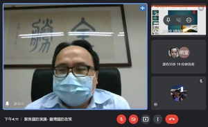 國務院院長連弘宜(左)為演講開場致詞(照片來源:國際事務學院)(另開新視窗/jpg檔)