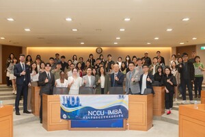 A shared moment of inspiration: IMBA Director Professor Jason Tsai, speakers, and prospective students gathered at the 2026 Information Session.(Photo by IMBA)(Open new window/jpg file)Image