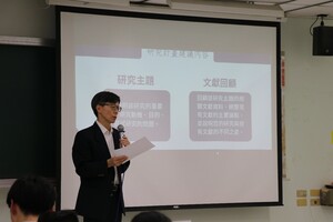 國安專班魏百谷執行長詳細說明書審備試，並介紹國安專班兩大核心領域。（照片來源：國際事務學院）(另開新視窗/jpg檔)圖片