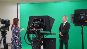 GCIT Director Trisha Tsui-Chuan Lin accompanied President Tsai-Yen Li on a tour of the GCIT New Media studio. (Photo: GCIT)(Open new window/jpg file)Image