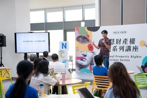 知名藝術家及主持人郭彥甫,以「重複與偷竊的距離」為題,與師生暢談創作與抄襲的界線、藝術的真實性,以及AI時代對創作本質的挑戰。現場座無虛席,氣氛熱烈。(照片來源:產創總中心)(另開新視窗/jpg檔)圖片
