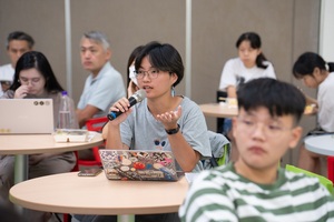 同學與講師進行交流。(照片來源:產創總中心)(另開新視窗/jpg檔)圖片