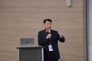 財團法人網路資訊中心董事長暨執行長黃勝雄強調，現今社會真實與虛擬並存。（攝影：秘書處）(另開新視窗/jpg檔)圖片