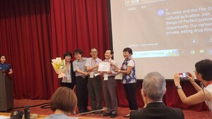 蘇正隆老師(中華民國文學與環境協會)榮獲終身成就獎。(照片來源:政大英文系)(另開新視窗/jpg檔)圖片