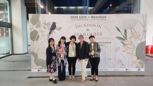 政大英文系系主任許立欣與與會嘉賓合影。(照片來源:政大英文系)(另開新視窗/jpg檔)圖片