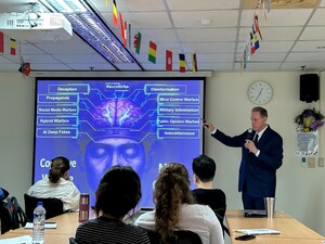 Kerry K. Gershaneck教授介紹「多領域認知戰」。（照片來源：東亞所）(另開新視窗/jpg檔)圖片