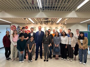 Kerry K. Gershaneck教授和與會師生合影。（照片來源：東亞所）(另開新視窗/jpg檔)圖片