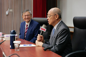 座談會由外交系教授李明(左)主持,主談人為國泰慈善基金會董事長錢復(右)(照片來源:外交系)(另開新視窗/jpg檔)