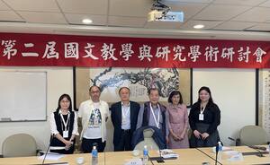 自左起為陳茹玲副研究員、鍾宗憲教授、張堂錡執行長、董金裕名譽教授、陳嘉英老師、張菀芯助理研究員合影。（照片來源：國教碩專班）(另開新視窗/jpg檔)圖片