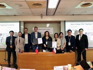 簽約儀式禮成大合照。左起為政大宋皇志教授、查大Zasina教授、Horalek教授、Kouba副院長、Beránková副校長、政大招靜琪院長、林蒔慧教授、連賢明教授以及莊奕琦教授。（照片來源：斯語系）(另開新視窗/jpg檔)圖片