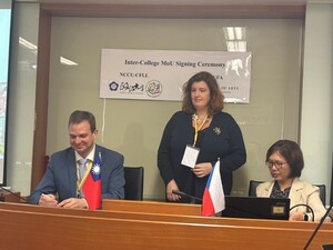 查大文學院副院長Kouba教授與政大外語學院院長招靜琪教授進行簽約儀式，並由查大副校長Beránková教授見證。（照片來源：斯語系）(另開新視窗/jpg檔)圖片