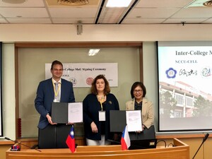 完成簽約儀式。左起為查大Kouba副院長、Beránková副校長以及政大招靜琪院長。（照片來源：斯語系）(另開新視窗/jpg檔)圖片