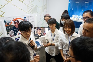 學員們向評審老師展示及介紹自己小組的互動作品,並即時與老師們交流意見(照片來源:李東炳攝)
