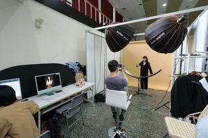 今年校方特別規劃幫學生拍求職必勝沙龍照活動，大受學生歡迎（攝影：秘書處）(另開新視窗/jpg檔)圖片