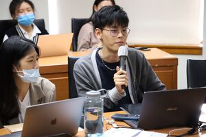 ICI student ask questions and discuss with the professors.（Photo Source：International College of Innovation）(Open new window/jpg file)