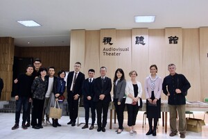 校長李蔡彥與本系教師合影。(照片來源:斯拉夫語文學系)(另開新視窗/jpg檔)圖片