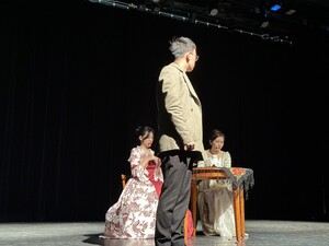 大四與碩班學生展現精湛的演技及流利的俄語,演繹《沒有嫁妝的新娘》。(照片來源:斯拉夫語文學系)(另開新視窗/jpg檔)圖片
