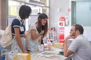 NCCU students connect with the Mannheim representative, diving into engaging conversations about exchange opportunities and campus life abroad.(Photo by NCCUC)(Open new window/jpg file)Image