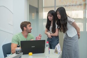Students engage with the representative from Prague University of Business and Economics, listening closely as he shares insights and highlights the unique strengths of his institution for exchange.(Photo by NCCUC)(Open new window/jpg file)Image