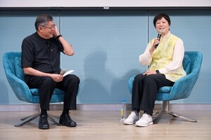 The talk concluded with an intimate fireside dialogue between Ms. Lora Ho and Professor S.H. Lee. (Photo by Secretariat)(Open new window/jpg file)Image