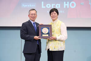 President Tsai-Yen Li presented the token of appreciation to Ms. Lora Ho. (Photo by Secretariat)(Open new window/jpg file)Image