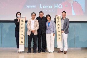 Professor S.H. Lee (center) received a calligraphy gift from his students. (Photo by Secretariat)(Open new window/jpg file)Image
