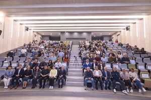 Ms. Lora Ho with the guests after the lecture (Photo by Secretariat)(Open new window/jpg file)Image