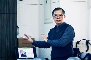 中華電信基金會副執行長高世威也是本校廣電所畢業校友，「蹲點．台灣」計畫在返校與老師交流的過程中萌芽。（攝影：秘書處）(另開新視窗/jpg檔)圖片