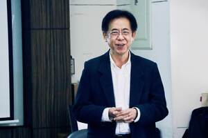 廣電系副教授王亞維長期與「蹲點・台灣」合作，他強調蹲點計畫「服務在先，紀錄其次」。（攝影：秘書處）(另開新視窗/jpg檔)圖片