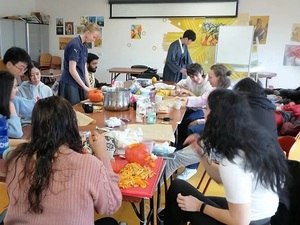 萬聖節前夕，室友聚在一起製作南瓜燈。（照片來源：高筱淇）(另開新視窗/jpg檔)圖片