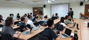 Dr. Wu was invited to the political economy course to share the topic of US-China Technology and Semiconductor Competition. The seats were packed with students listening attentively.（Photo by IMPIS）(Open new window/jpg file)