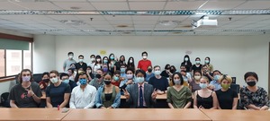 Dr. Ling Xiang Wu, Professor Chung-Chian Teng, and Professor Guan-Yi Leu took a group photo with students.（Photo by IMPIS）(Open new window/jpg file)