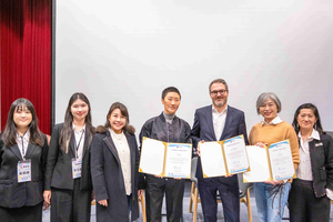 職涯中心總監張文美頒發感謝狀，CHANEL台灣董事總經理Olivier Combemorel、Vogue亞太區編輯總監孫怡（Leslie Sun），以及Clarins台灣分公司總經理陳素慧（Kathy Chen）。（攝影：秘書處）(另開新視窗/jpg檔)圖片