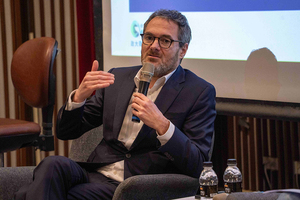 CHANEL台灣董事總經理 Olivier Combemorel 分享他從金融跨足奢侈品產業的職涯轉變，強調時尚產業的變化與創新。（攝影：秘書處）(另開新視窗/jpg檔)圖片