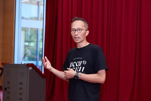 產創總中心營運長林士淵致詞歡迎新生加入政大，並介紹產創總中心與研創大樓的功能與資源。（照片來源：產創總中心）(另開新視窗/jpg檔)圖片