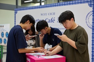同學們分工合作進行討論，透過創意思維與協作能力共同尋找解題方向。 （照片來源：產創總中心）(另開新視窗/jpg檔)圖片