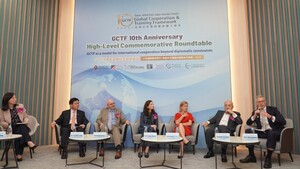 GCTF十週年高層紀念圓桌會談，由社科院楊婉瑩院長（左一）主持，出席貴賓包含（由左至右）：外交部林佳龍部長、美國在台協會谷立言處長（Raymond Greene）、加拿大駐台北貿易辦事處何曼麗代表（Marie-Louise H annan）、英國在台辦事處包瓊郁代表（Ruth Bradley-Jones）、日本台灣交流協會片山和之（Kazuyuki Katayama）以及澳洲辦事處馮國斌代表（Robert Fergusson）。（照片提供：美國在台協會）(另開新視窗/jpg檔)圖片