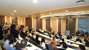 社科院來自不同國家的國際學生與本地生，把握難得機會與GCTF各會員國代表現場交流互動（照片提供：美國在台協會）(另開新視窗/jpg檔)圖片