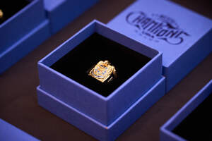 五連霸冠軍將政大雄鷹的吉祥物獅鷹獸融入設計之中，戒面以象徵「50連勝」與「五連霸」的數字「5」層層疊加，象徵雄鷹一步步登頂巔峰的歷程。（攝影：秘書處）(另開新視窗/jpg檔)圖片