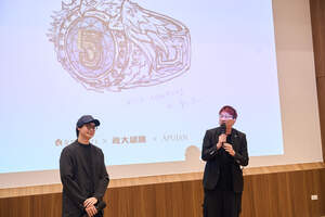 五連霸冠軍戒由長年和雄鷹合作的知名時裝品牌APUJAN詹朴(右)，和金屬家飾品牌KANARI王翔(左)共同操刀。（攝影：秘書處）(另開新視窗/jpg檔)圖片