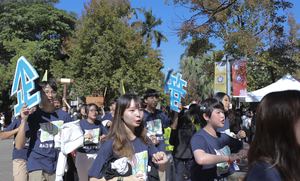 企管系校園遊行宣傳科系。（照片來源：校訊記者周佩怡）(另開新視窗/jpg檔)圖片