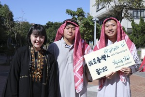 阿語系同學身著中東傳統服飾，相當吸睛。（攝影：校訊記者周佩怡）(另開新視窗/jpg檔)圖片