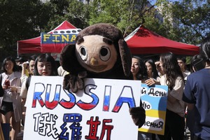 斯語系學生身著布偶裝遊行。（攝影：校訊記者周佩怡）(另開新視窗/jpg檔)圖片